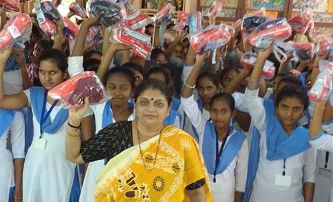 banega swachh india - surat couple distributing hygiene kits