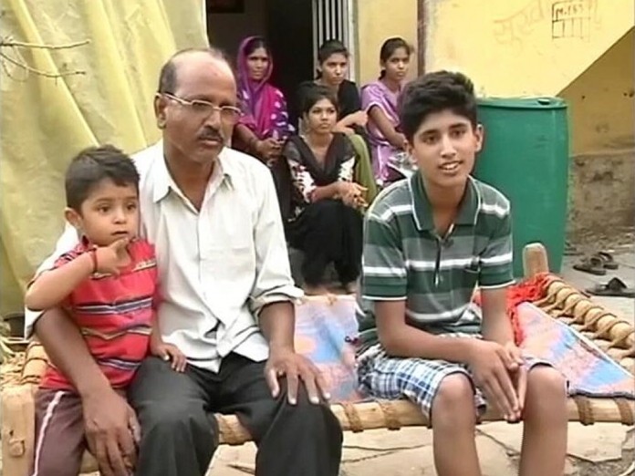 महाराष्ट्र : बेटे ने कर्ज में डूबे किसान पिता को आत्महत्या करने से रोक लिया महाराष्ट्र : बेटे ने कर्ज में डूबे किसान पिता को आत्महत्या करने से रोक लिया