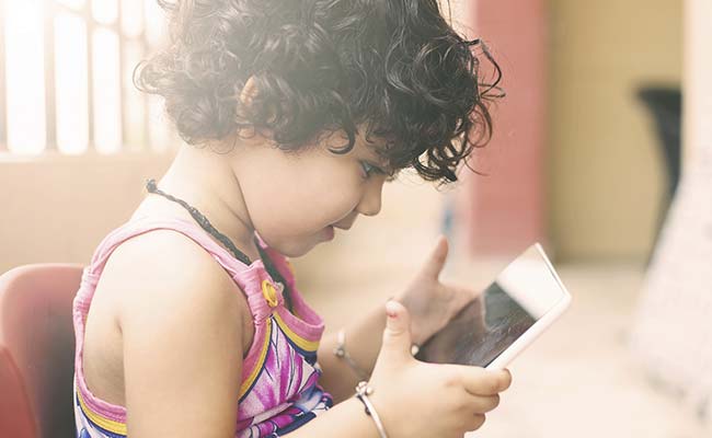 Mobile Phones Causing Presbyopia At An Early Age, Say Doctors