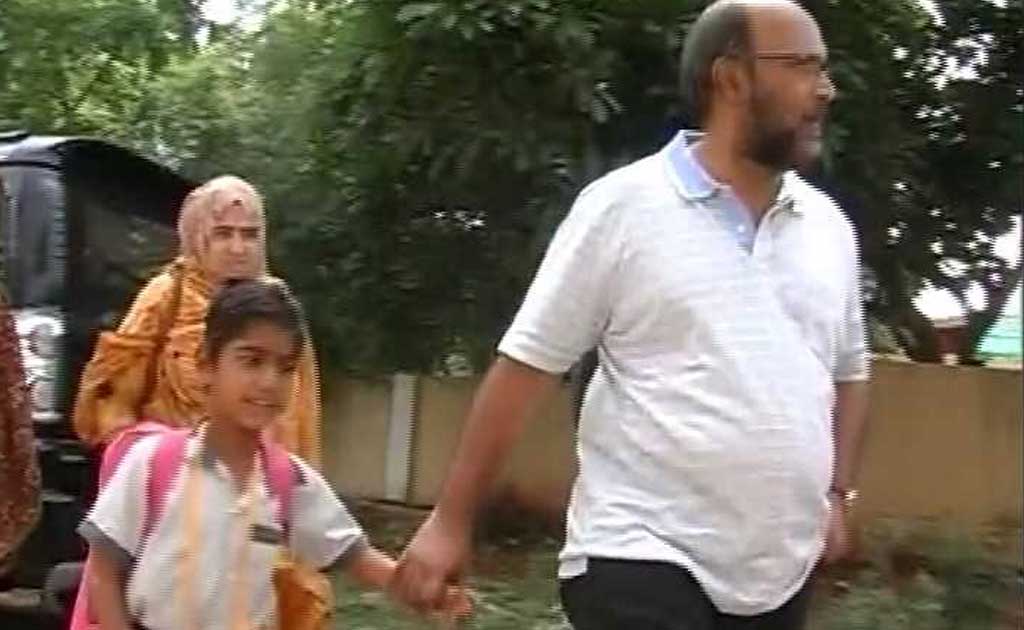 With His Pink Bag, 6-Year-Old Is Finally Going To School. How This Couple Helped