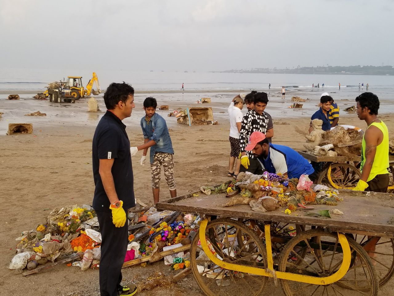 Afroz Shah Along With 900 People Removed 80,000 Kilos Of Waste And 7400 Ganesh Idols Post Ganpati Visarjan From Versova, Randeep Hooda Joins In