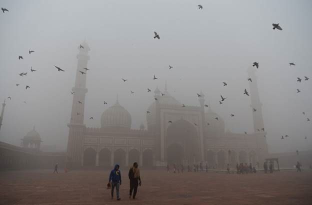 PHOTO FEATURE ON DELHI SMOG: CITY'S FAMOUS LANDMARKS IN A Gas Chamber