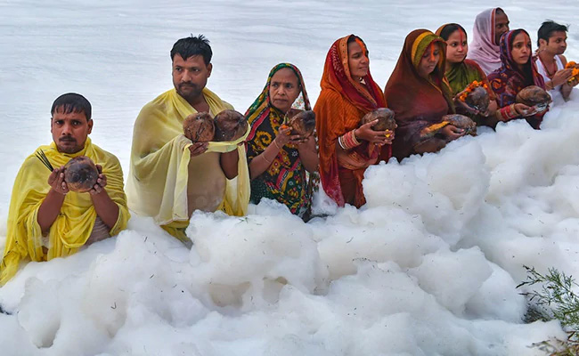 छठ पूजा में अगर आप भी यमुना में खड़े होकर देते हैं अर्घ्य तो हो जाइए सतर्क, गंभीर बीमारियों का है खतरा छठ पूजा में अगर आप भी यमुना में खड़े होकर देते हैं अर्घ्य तो हो जाइए सतर्क, गंभीर बीमारियों का है खतरा
